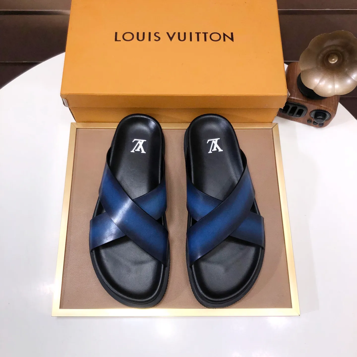 Men's shoes 💰400💰 [Louis Vuitton LV slippers] (high-end cowhide) counter 1:1 fashion style, a must-have for summer! The designer used LV’s iconic outsole. The original simple slippers instantly become fashionable! The upper is made of flexible special cowhide leather straps alternately, and the workmanship is exquisite! A must-have for stylish men in summer, size 38-45 (45 customized)